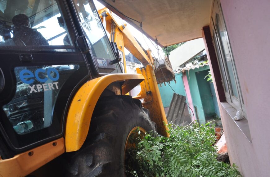 ಕೊಳ್ಳೇಗಾಲ ಪಟ್ಟಣದ ಜಿ.ಪಿ.ಮಲ್ಲಪ್ಪಪುರಂ ಬಡಾವಣೆಯಲ್ಲಿ ರಸ್ತೆಗಾಗಿ ಕಟ್ಟಡಗಳ ತೆರವು