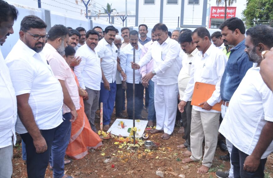 ಅಂಬೇಡ್ಕರ್ ಭವನದ ಶೌಚಾಲಯ ನಿರ್ಮಾಣ ಕಾಮಗಾರಿಗೆ ಶಾಸಕ ಎ.ಆರ್. ಕೃಷ್ಣಮೂರ್ತಿ ಗುದ್ದಲಿ ಪೂಜೆ