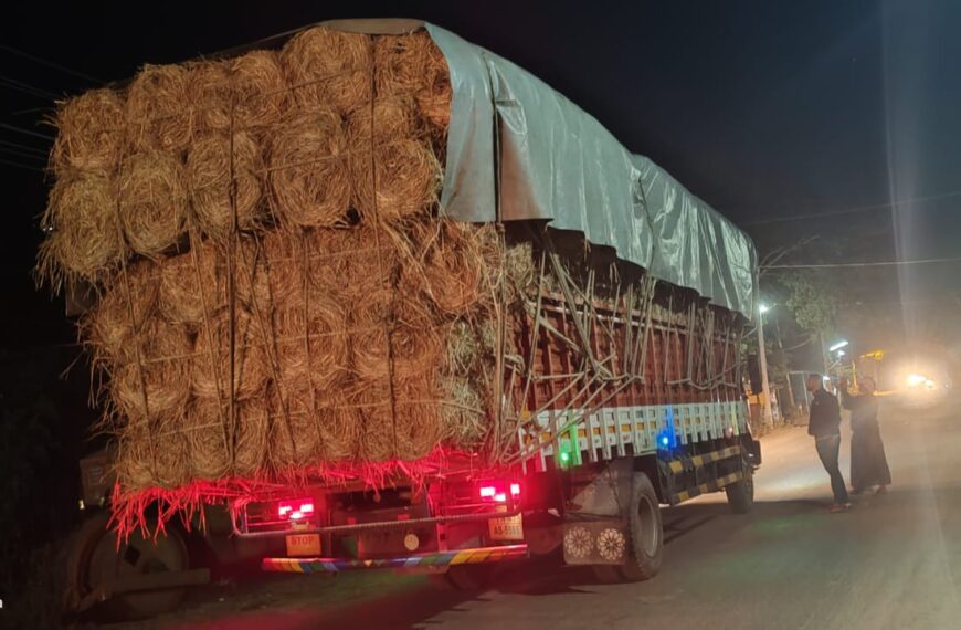 ತತಮಿಳುನಾಡು ಕಡೆಗೆ ಭತ್ತದ ಹುಲ್ಲು ಅಕ್ರಮವಾಗಿ ಸಾಗಣೆ – ಚಾಮರಾಜನಗರ ಜಿಲ್ಲಾ ಆಡಳಿತ ಮೌನವೇಕೆ ?