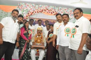 ಕೊಳ್ಳೇಗಾಲ: ಪೌರಕಾರ್ಮಿಕರಿಗೆ ಊಟ ಬಡಿಸಿದ ಶಾಸಕ ಎ.ಆರ್. ಕೃಷ್ಣಮೂರ್ತಿ